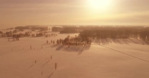 Luftaufnahme der kalten Winterlandschaft Arktische Feld-Bäume bedeckt mit Frost, Schnee, Eis, Fluss und Sonne