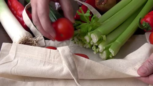 Bolsa ecológica con productos vegetales.