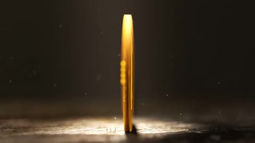 Einzelne Kryptowährungsmünze, goldener Bitcoin, BTC, dreht sich endlos. Virtuelles Geld.