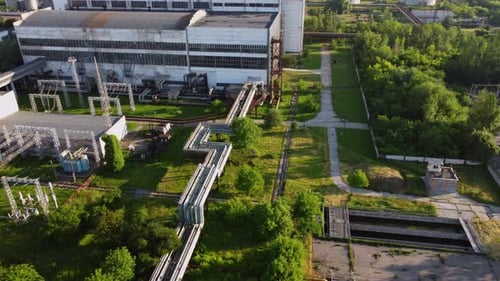 Drohnenflug in der Nähe von Wärmekraftwerk