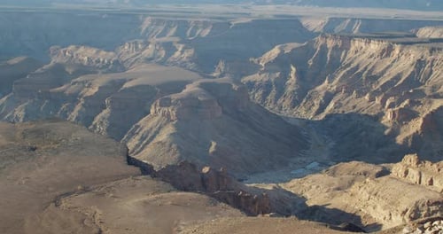 Blick von der Spitze einer hohen Klippe auf eine riesige Schlucht in Namibia, 4k