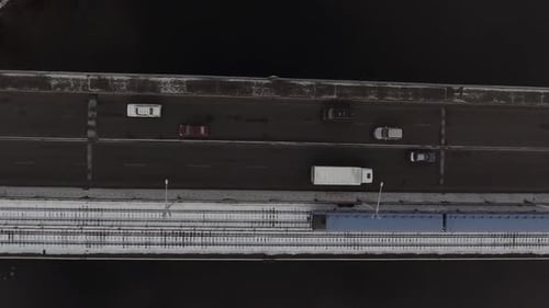 Metro fährt auf der Brücke