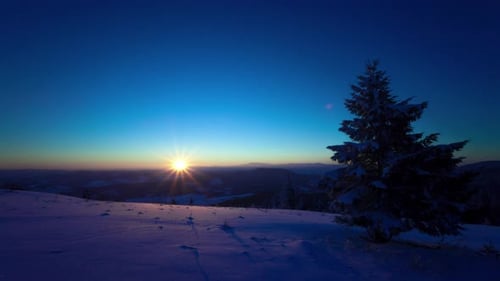 Zeitraffer bei Sonnenaufgang im Winterberg