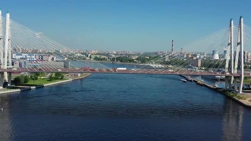 Pont à câbles avec voitures