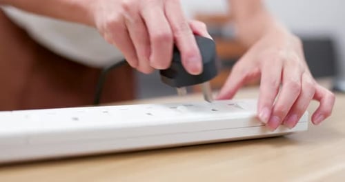 Conecte o cabo de alimentação no soquete de alimentação