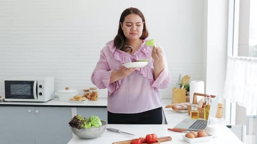 Sorgen Sie sich übergewichtige Frau, die Salate zur Gewichtsreduktion isst.