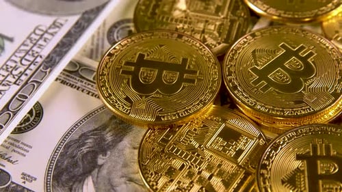 Muitos Bitcoins Btc Bit-coin mentem em notas de cem dólares dos Estados Unidos. Rotação do loop
