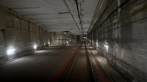 Blick auf den U-Bahn-Tunnel vom fahrenden unterirdischen