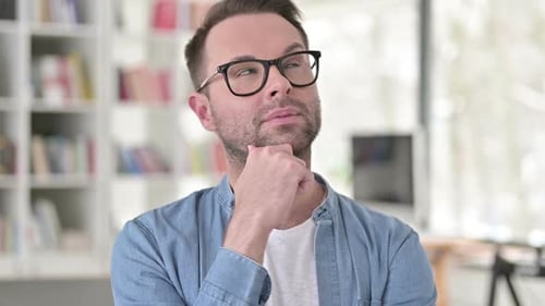 Remue-méninges avec un jeune homme pensant