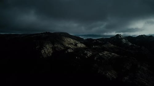Bewölkter Sturm in den Bergen