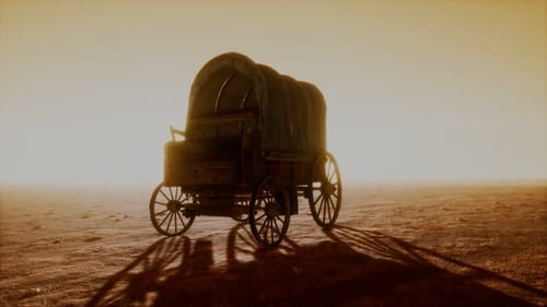 Vagón retro cubierto de lona en el desierto al atardecer