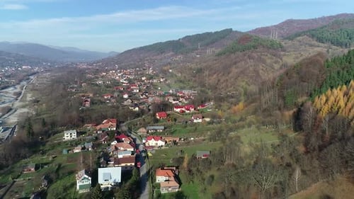 Voando sobre a cidade da montanha