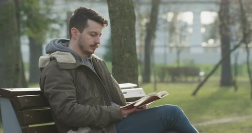 Im Park sitzen und ein Buch lesen
