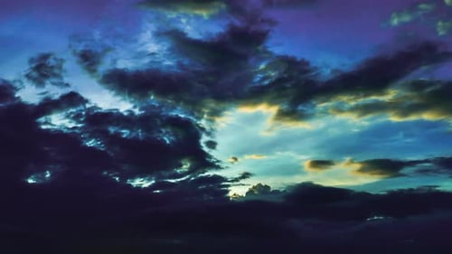 Zeitraffer, Sonnenuntergang, Sonnenaufgang und wunderschöne Dämmerung, flauschiger Sturm, bewölkter blauer und gelber Himmel