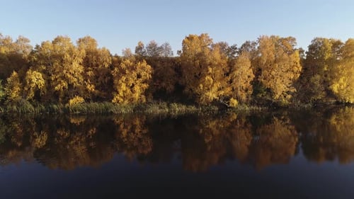 Rafting auf dem Forest River an schönen sonnigen Herbsttagen