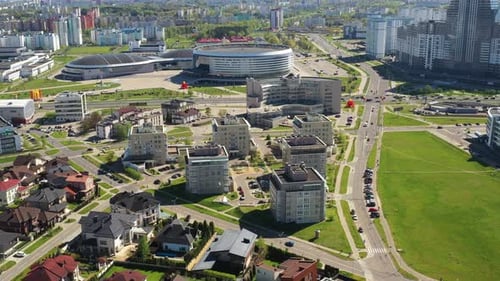 Vista desde lo alto del distrito de Drozdy y del complejo deportivo de Minsk Minsk Arena en Minsk