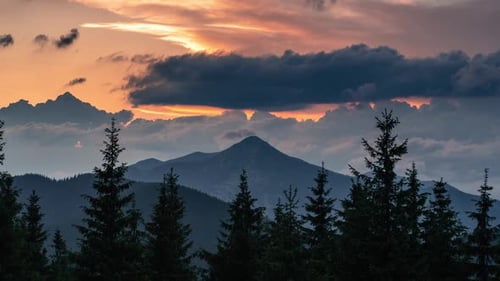 Zeitraffer Dramatisch bunte Wolken schweben über dem Gebirgstal