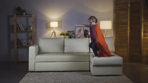 Petite fille bébé fille jouant au super héros