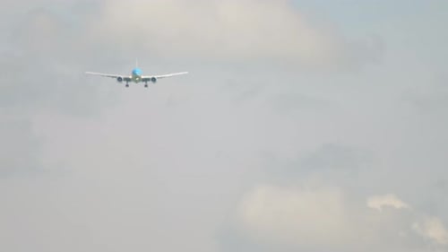 Flugzeug fliegt Frontansicht