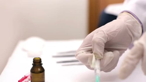 Der Arzt gibt dem Patienten eine Injektion