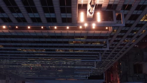Imágenes descendentes de gran ángulo de un alto edificio de oficinas