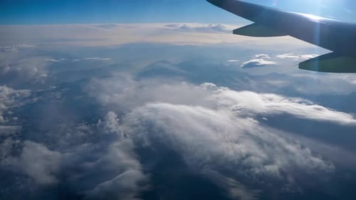 Schöne Aussicht durch das Flugzeugfenster, Flugzeug fliegt über der Stadt in den Bergen