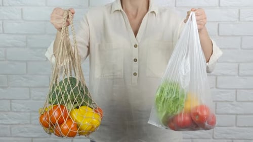 Mujer vegana con supermercado
