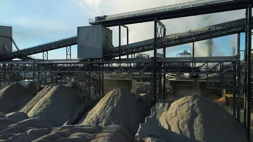 Berge von Hackschnitzeln in einer Holzverarbeitungsanlage