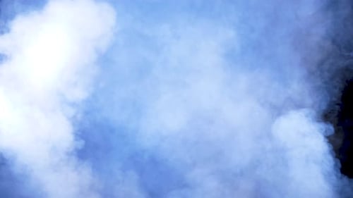 Dichte und dynamische Rauchwolken auf schwarzem Hintergrund