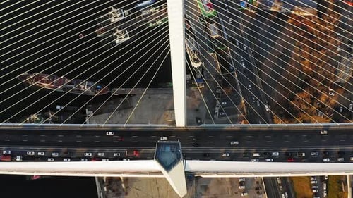 Pylône du pont à haubans vu du ciel à l'aube