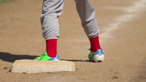 Des enfants jouent au baseball dans une petite ligue.