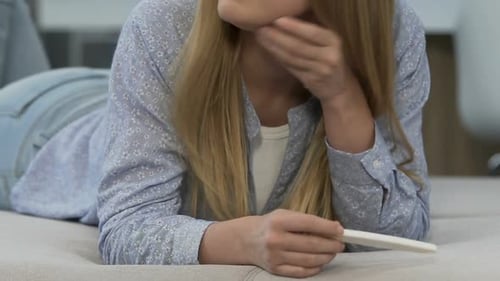 Mädchen verärgert über positiven Schwangerschaftstest, Weinen fühlt sich einsam und verängstigt an