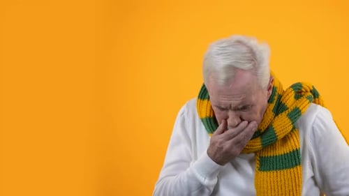 Hombre anciano enfermo en bufanda que sufre tos, enfermedad infecciosa, tratamiento de dolor de garganta