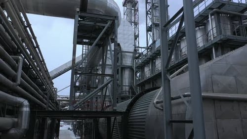 Une machine de séchage à tambour dans une usine de transformation du bois