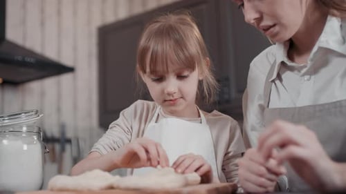 Mãe e filha cozinhando juntas