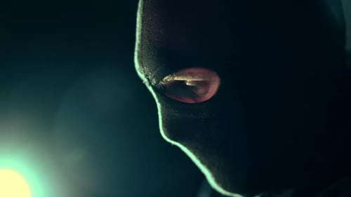 Mostra de perfil de homens usando máscara preta