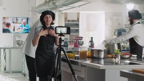 Köchin nimmt Kochshow Video auf Fernsehprogramm auf