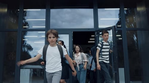 Niños felices que salen del campus