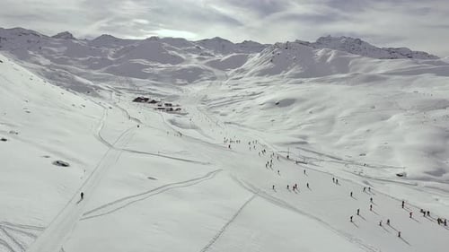Vue aérienne des skieurs