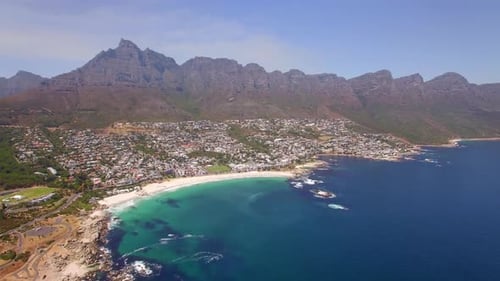 Drohnenansicht von Camps Bay Beach, Kapstadt, Südafrika.