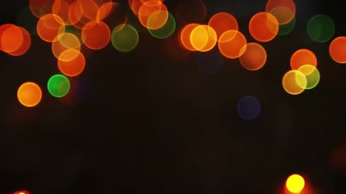 Bokeh aus bunten Weihnachtslichtern, die auf einer Planke leuchten