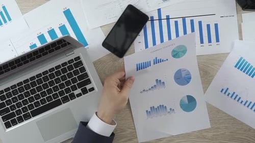 Chef und Assistent Anzeigen von Unternehmensstatistiken und Aufschreiben von Informationen