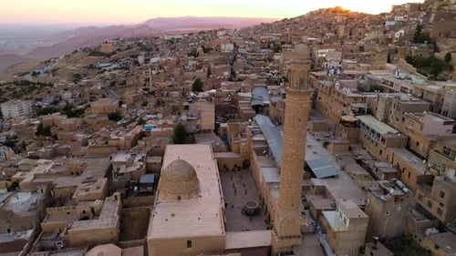 Minarett einer Moschee in Mardin City