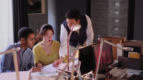 Tres personas que trabajan en un proyecto
