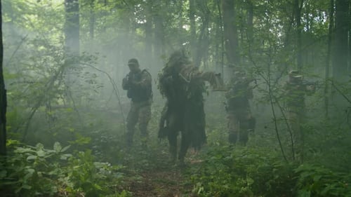 Une escouade militaire est prise en embuscade avec des explosions de grenades ennemies
