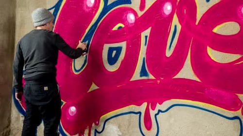 Parede de Pulverização de Graffiti Artist