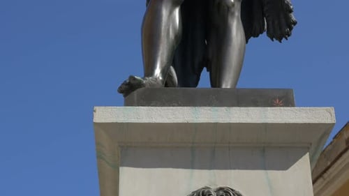 Statue d'Hercule creusée en 1874 sur la place centrale de la station thermale d'Herculane, située dans l'ouest de la communauté rom