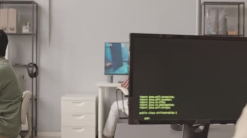 Équipe de programmeurs développant des jeux vidéo