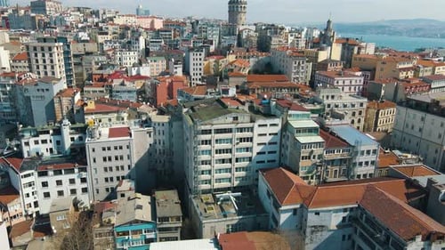Filmmusik Luftaufnahme der Stadt Istanbul mit dem Galataturm im Winter