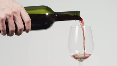 Rotwein einschenken